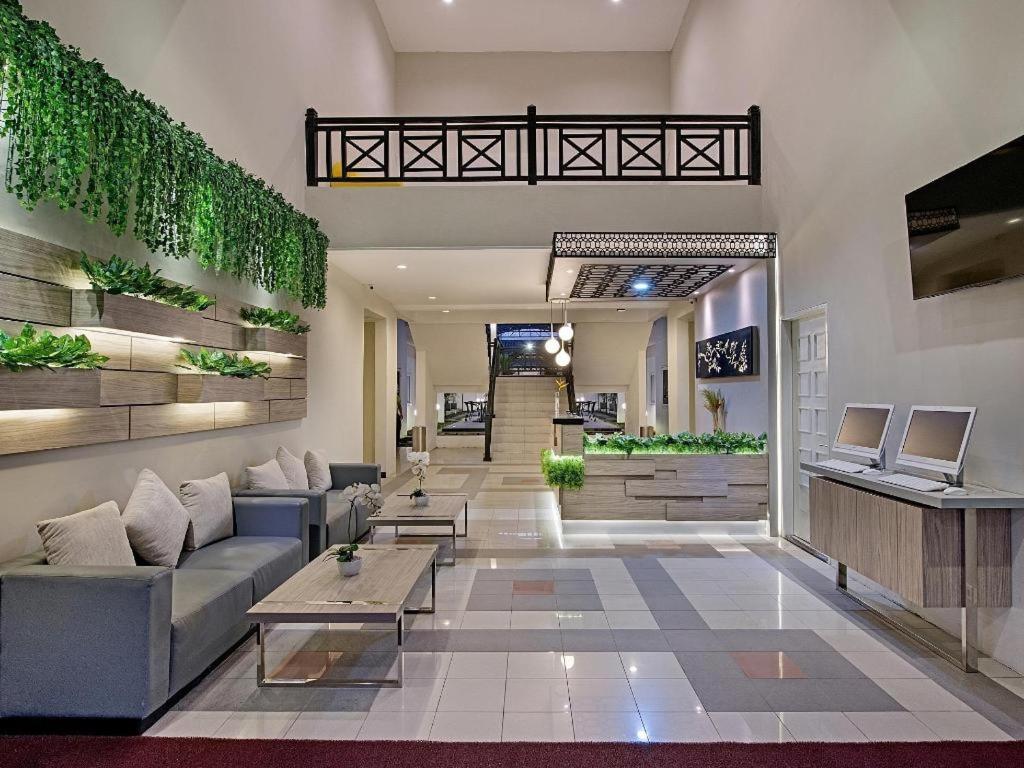 Whiz Prime Hotel Darmo Harapan 泗水 外观 照片