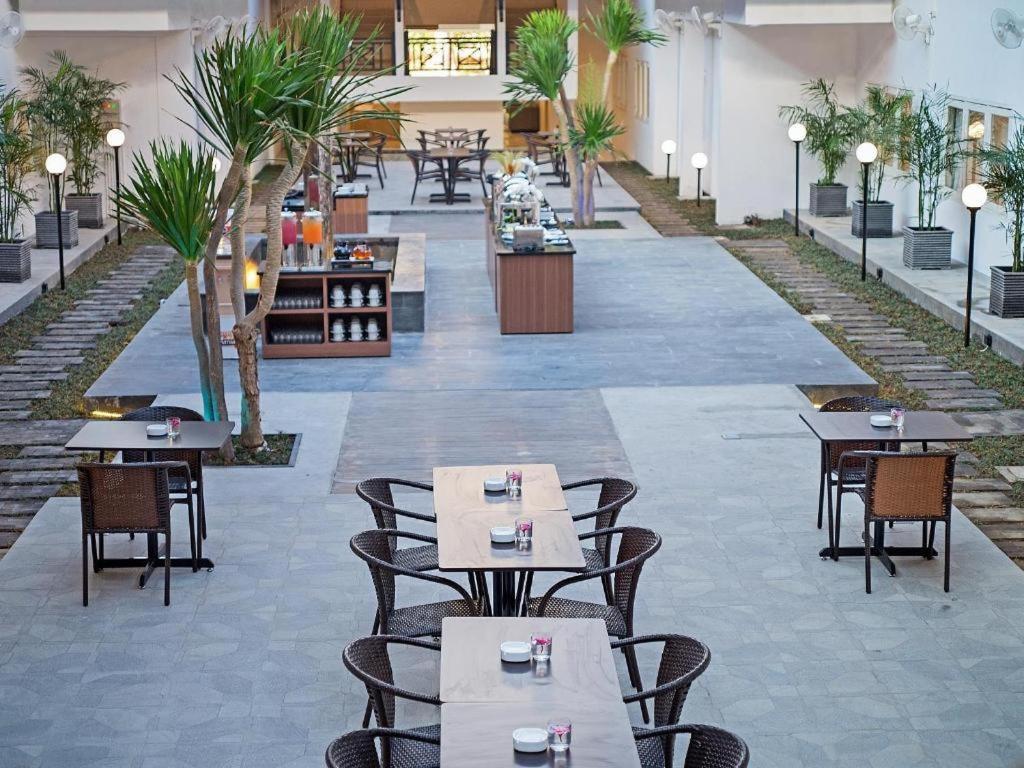 Whiz Prime Hotel Darmo Harapan 泗水 外观 照片