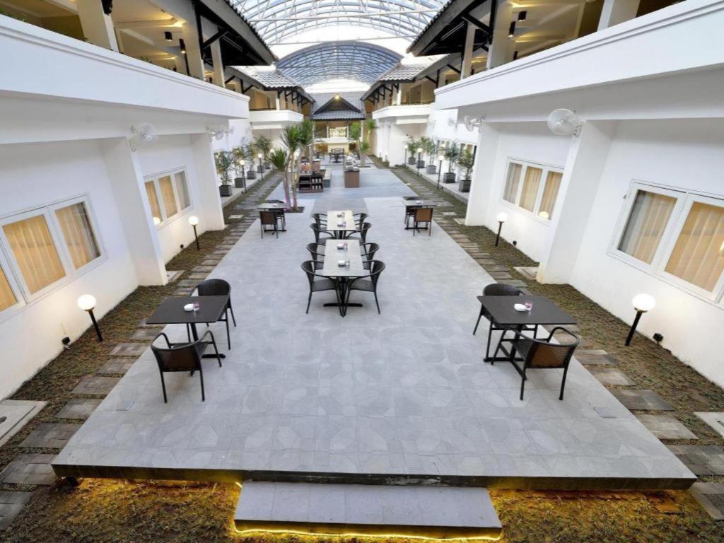 Whiz Prime Hotel Darmo Harapan 泗水 外观 照片
