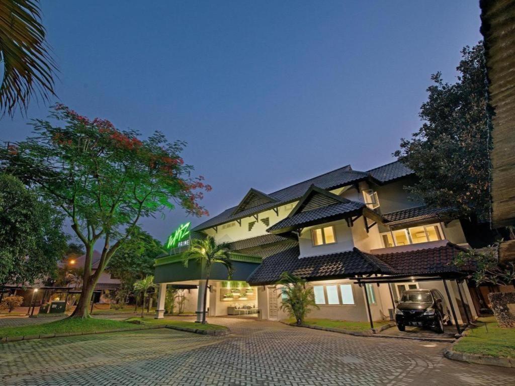 Whiz Prime Hotel Darmo Harapan 泗水 外观 照片