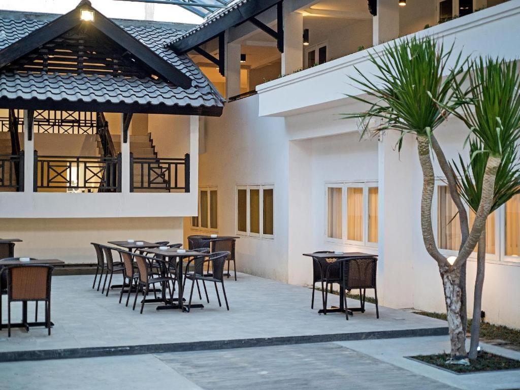 Whiz Prime Hotel Darmo Harapan 泗水 外观 照片