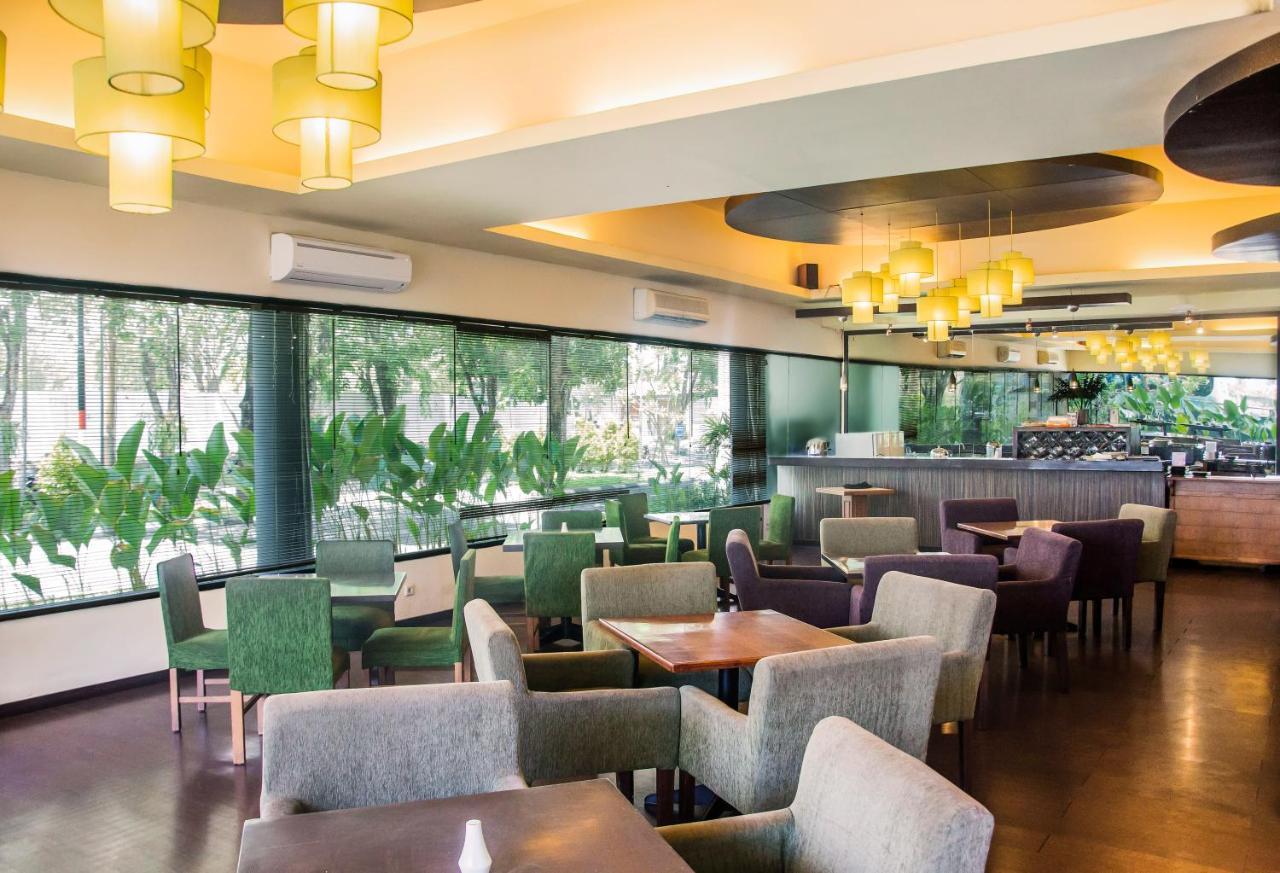 Whiz Prime Hotel Darmo Harapan 泗水 外观 照片