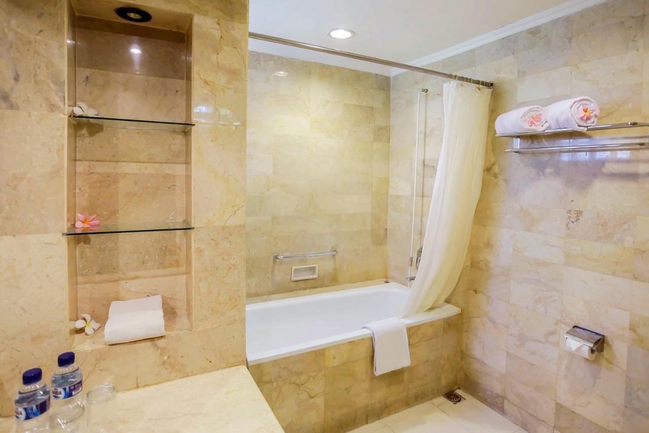Whiz Prime Hotel Darmo Harapan 泗水 外观 照片