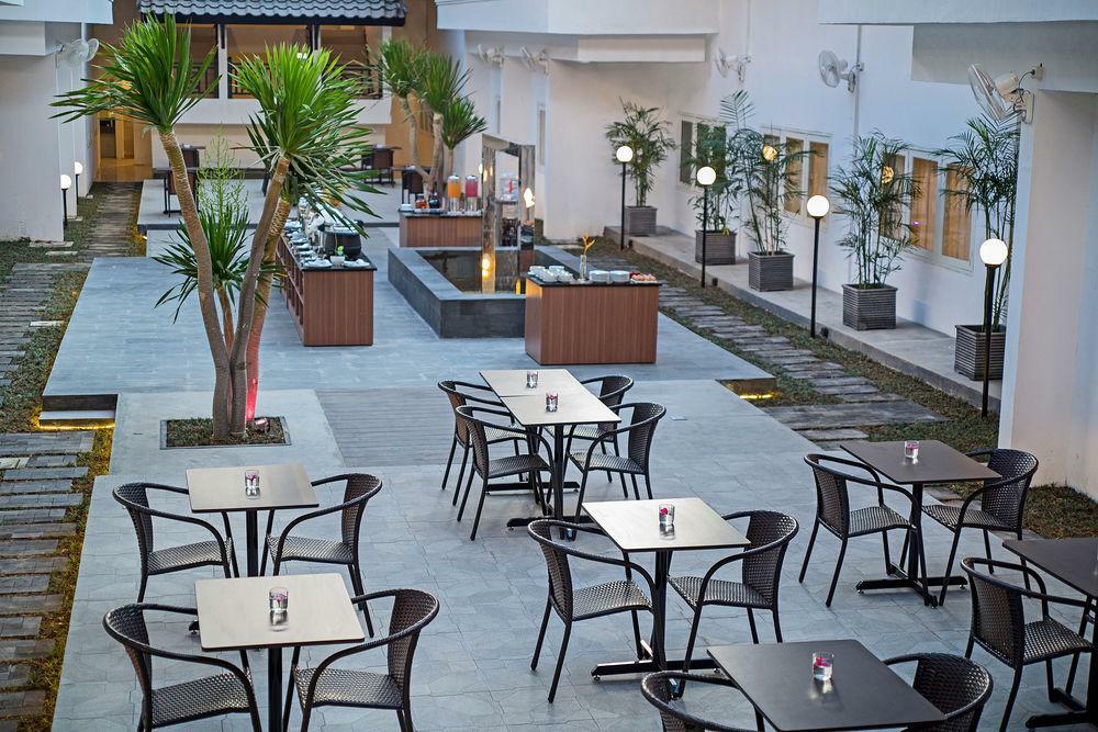 Whiz Prime Hotel Darmo Harapan 泗水 外观 照片