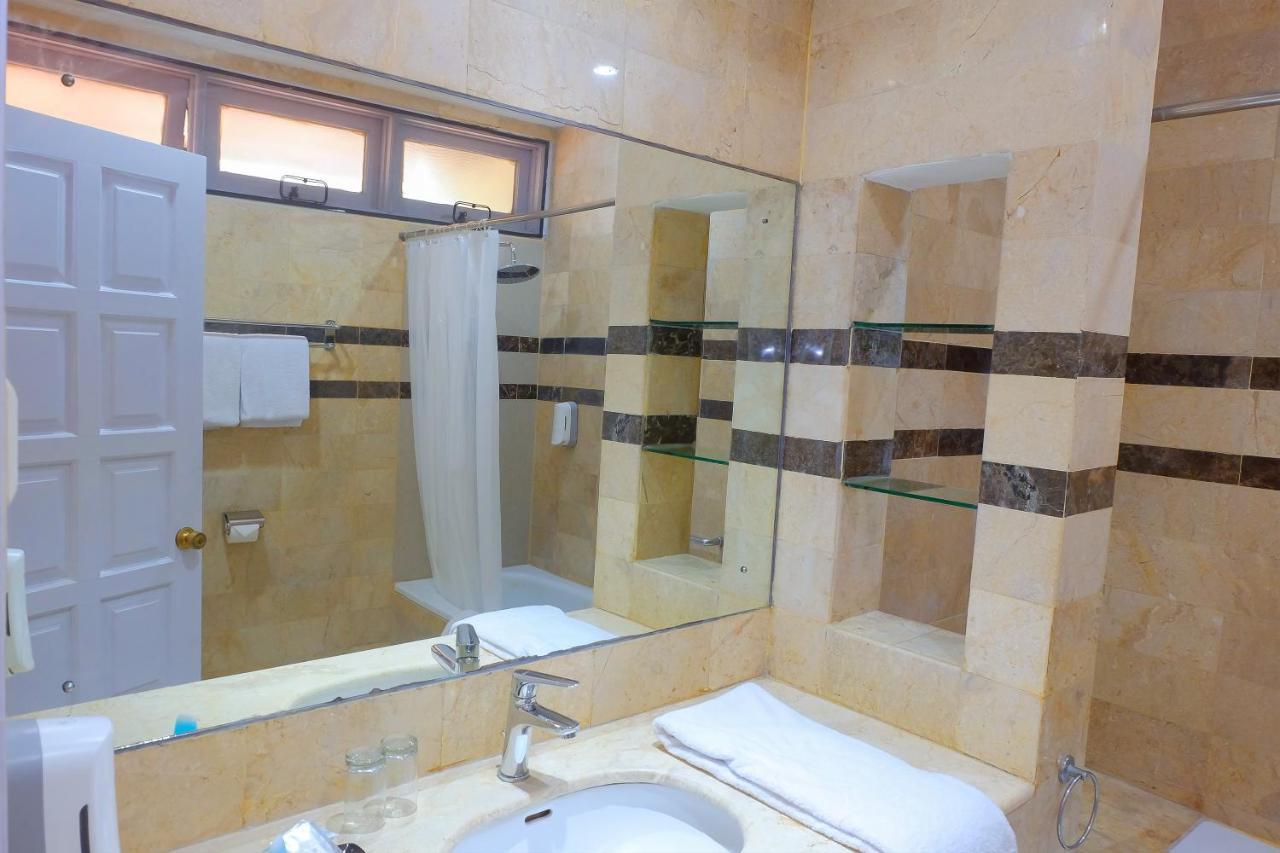 Whiz Prime Hotel Darmo Harapan 泗水 外观 照片
